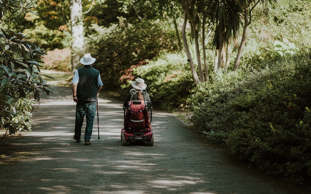 Mobilität im Alter: Gehhilfen und Rollstühle